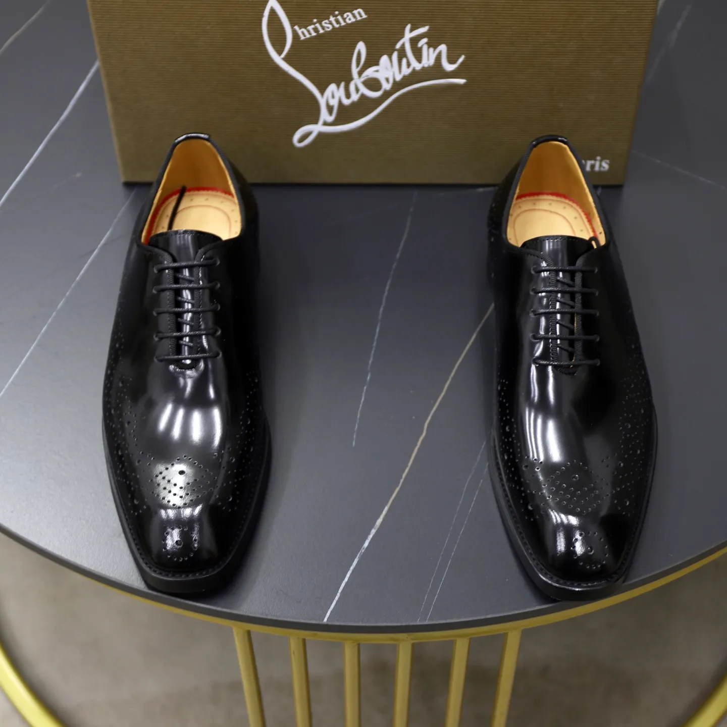 Ex-factory price: 620💰Christia*.Loubouti*🆑High-end men’s business formal leather shoes | Classic red sole shoes | Original imported first-layer cowhide | Water-dyed cowhide lining | Italian imported red rubber outsole | High-end luxury | Perfect interpretation of fashion, sunshine, style, suitable for various occasions Size: 39-44 (38.45 custom-made)